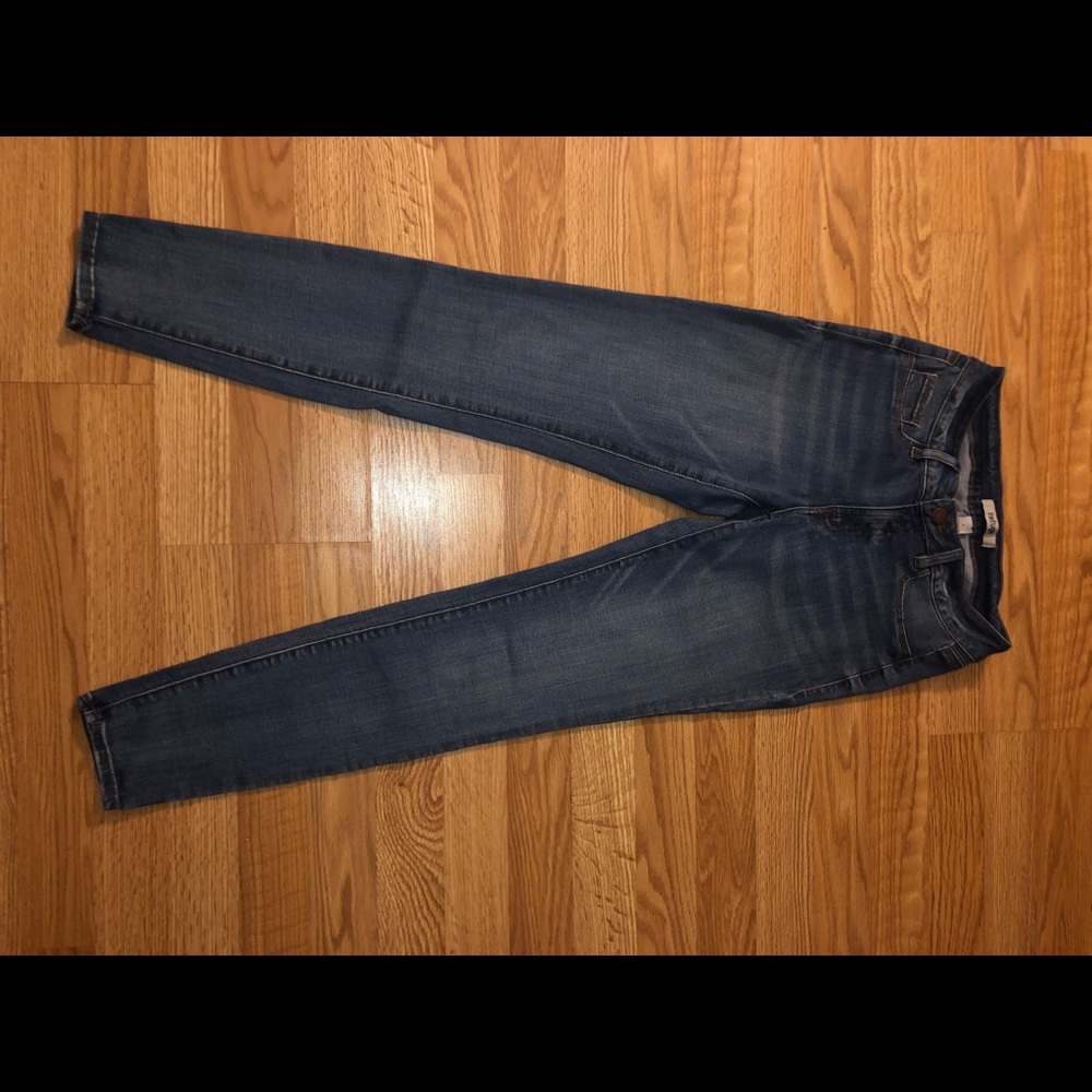 Medium washed blue jeans